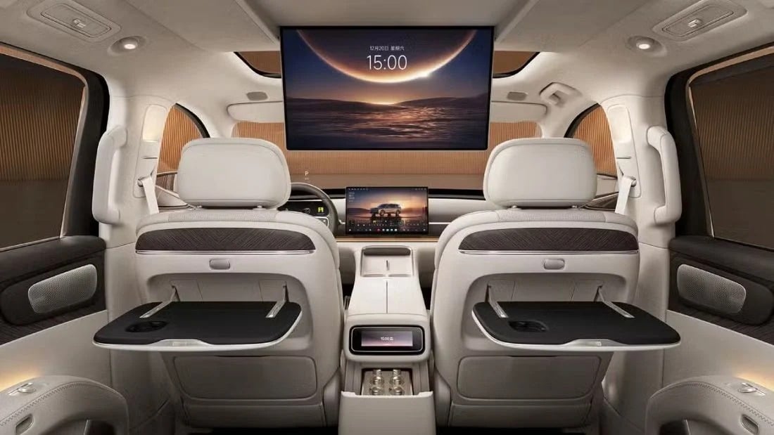 Πρώτες εικόνες από το εσωτερικό της ναυαρχίδας Leapmotor D19