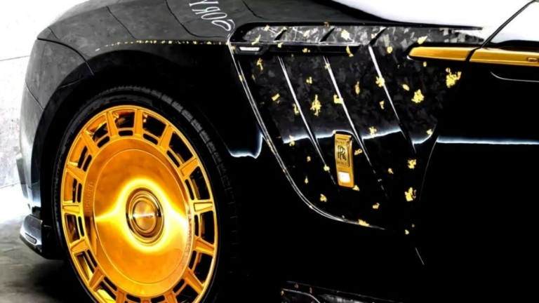 Αυτή η Rolls-Royce Spectre είναι από πραγματικό χρυσάφι