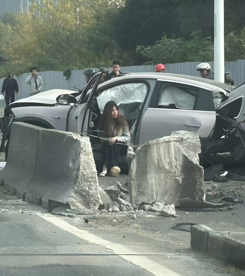 Nio EC6 διαλύθηκε σε σύγκρουση στη Σαγκάη, η μπαταρία επέζησε και οι επιβαίνοντες βγήκαν σώοι και αβλαβείς