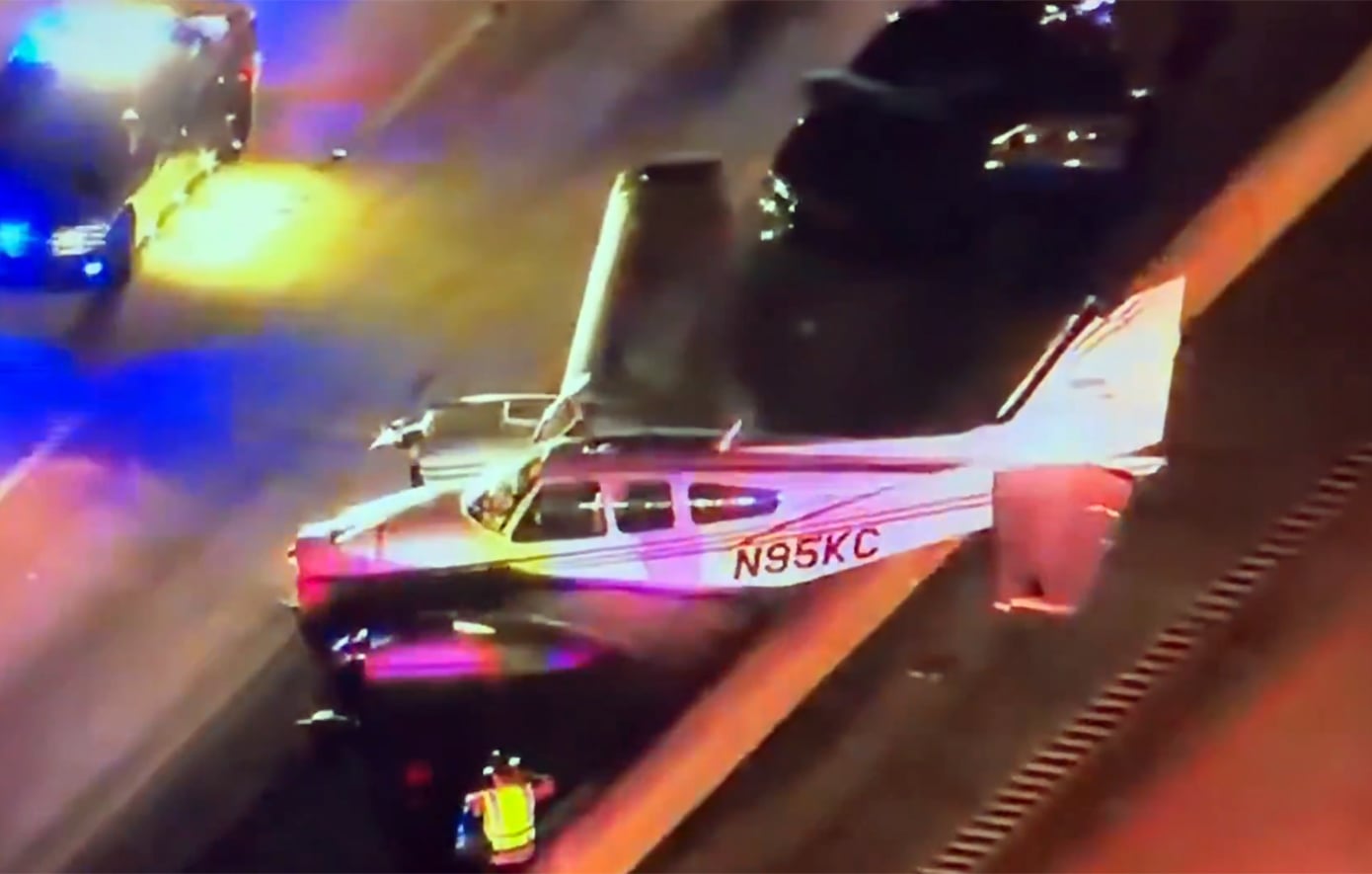 Απίστευτη «προσγείωση» αεροσκάφους πάνω σε αυτοκίνητο εν κινήσει στη Φλόριντα – Δείτε βίντεο