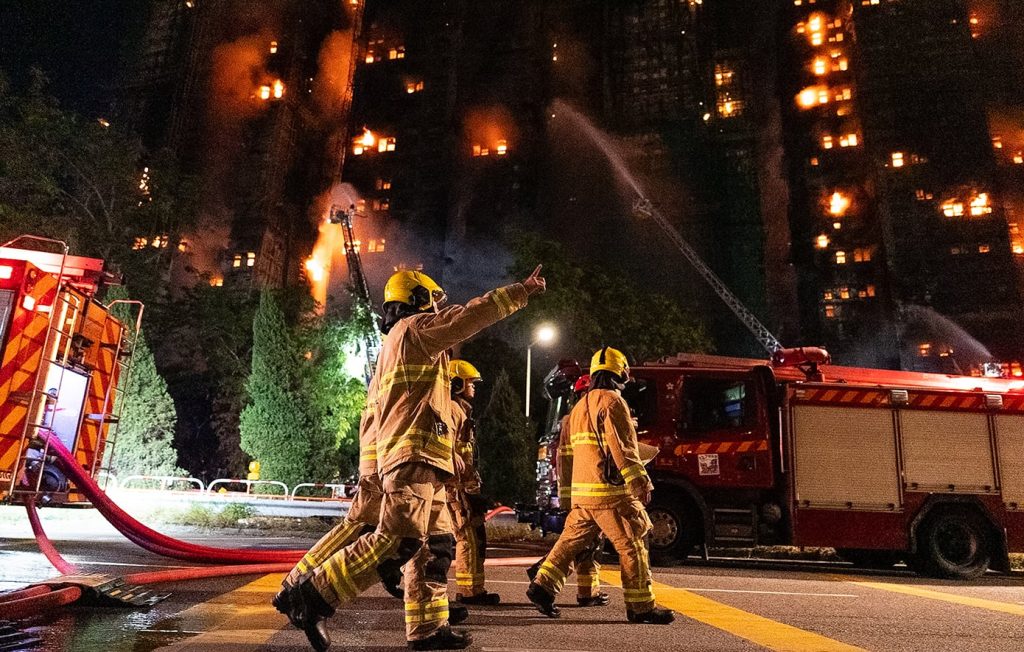 «Ανεξάρτητη» έρευνα για την καταστροφική πυρκαγιά σε συγκρότημα πολυκατοικιών, υπόσχεται ο επικεφαλής των τοπικών αρχών