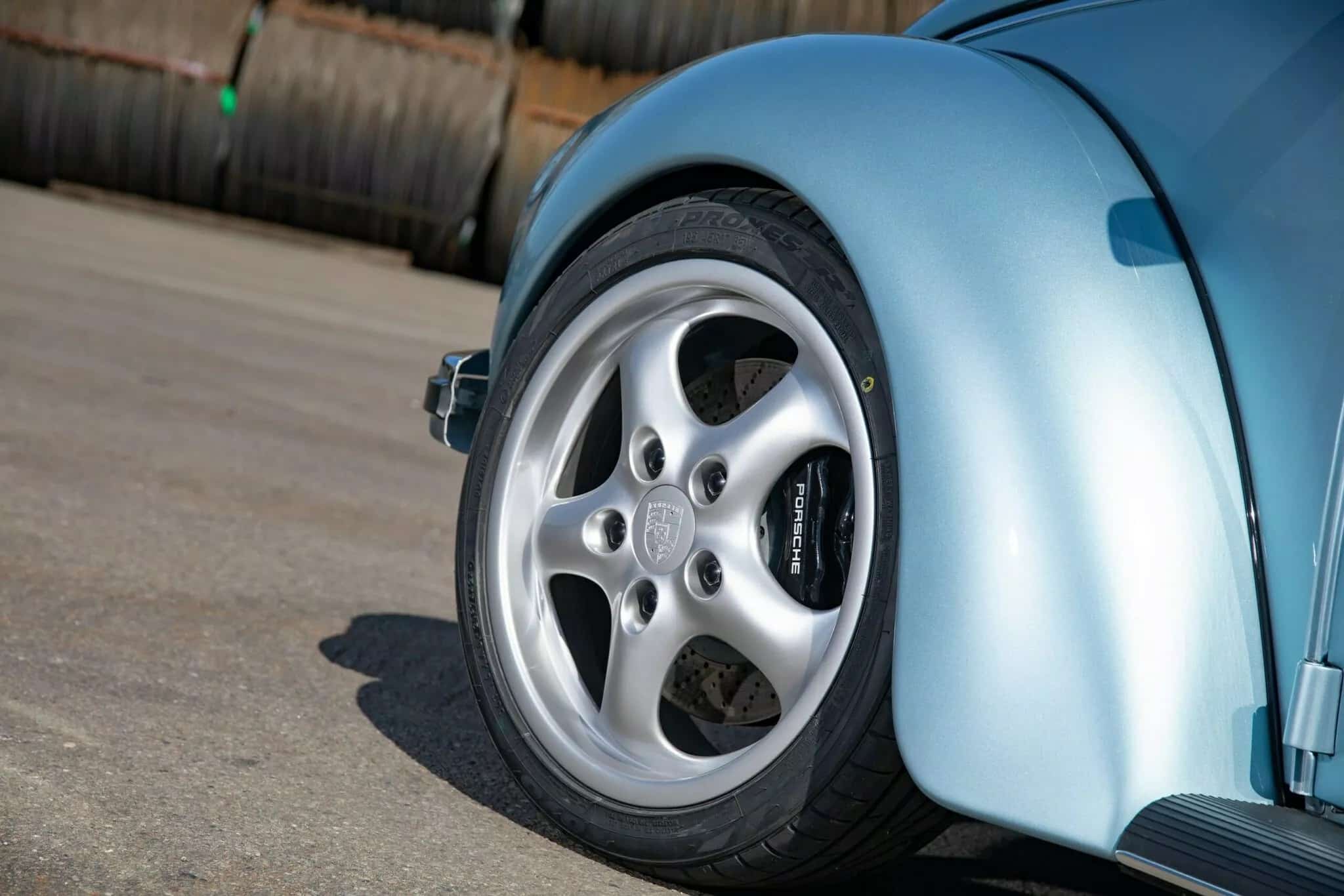 Κλασικό VW Beetle ταπεινώνει Porsche 911 GT3: Ηλεκτρικό τέρας 600+ PS που λιώνει λάστιχα