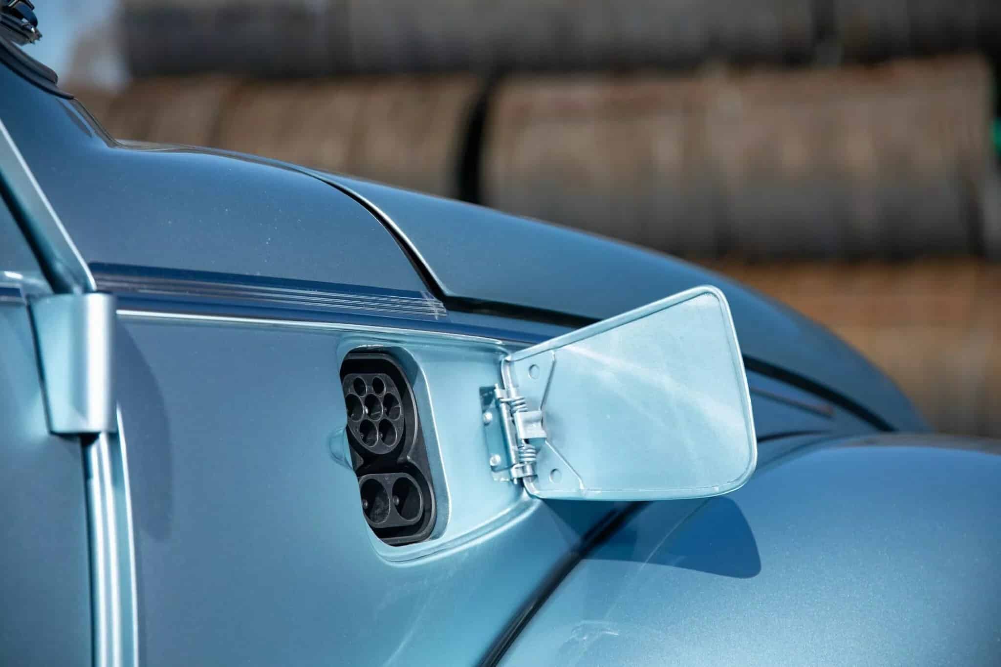 Κλασικό VW Beetle ταπεινώνει Porsche 911 GT3: Ηλεκτρικό τέρας 600+ PS που λιώνει λάστιχα