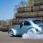 Κλασικό VW Beetle ταπεινώνει Porsche 911 GT3: Ηλεκτρικό τέρας 600+ PS που λιώνει λάστιχα