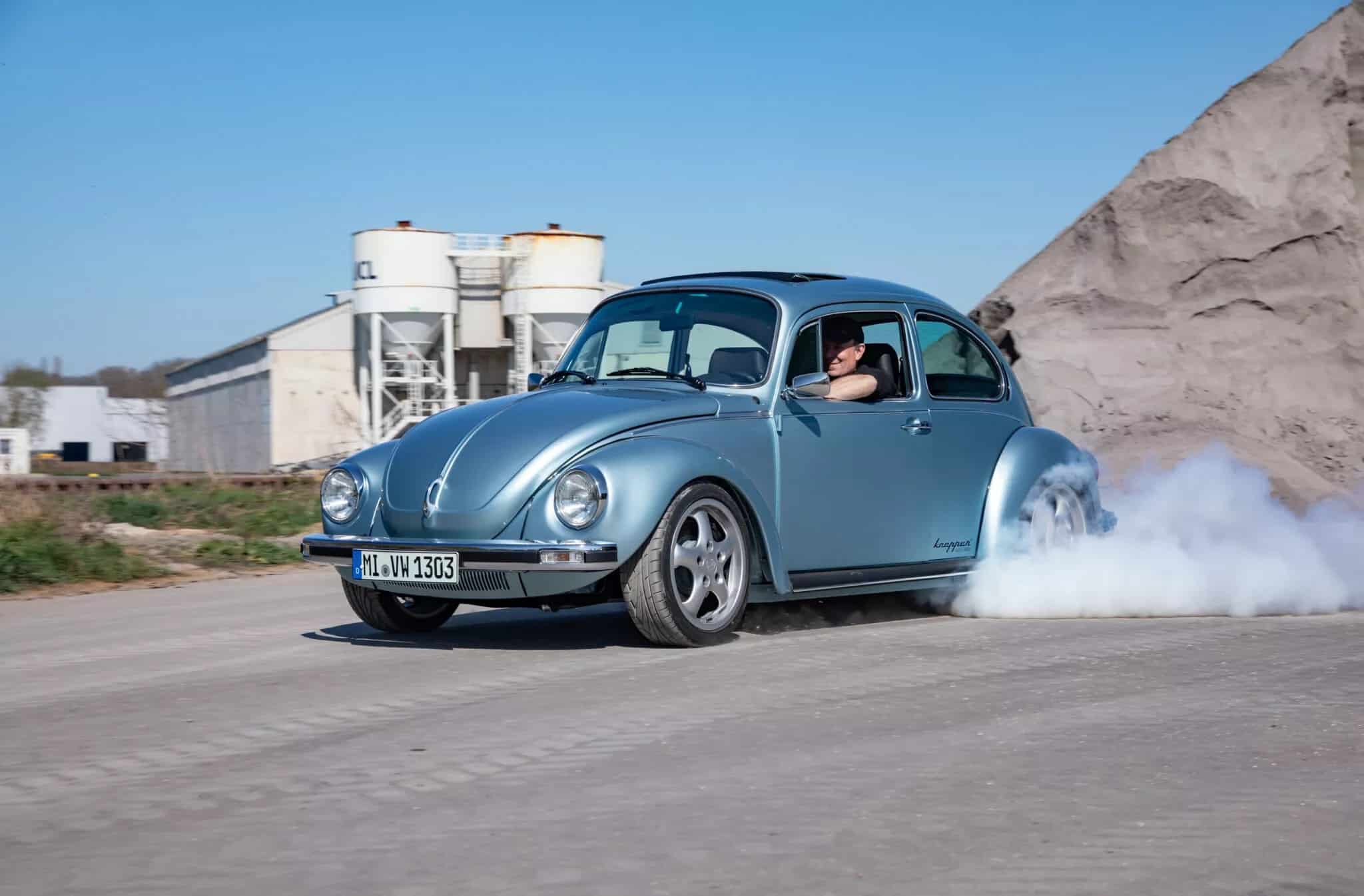 Κλασικό VW Beetle ταπεινώνει Porsche 911 GT3: Ηλεκτρικό τέρας 600+ PS που λιώνει λάστιχα