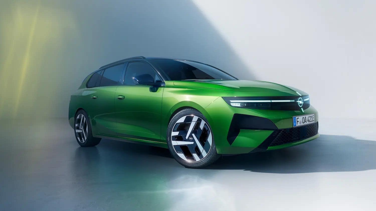 Το Opel Astra Electric επιστρέφει πιο δυνατό