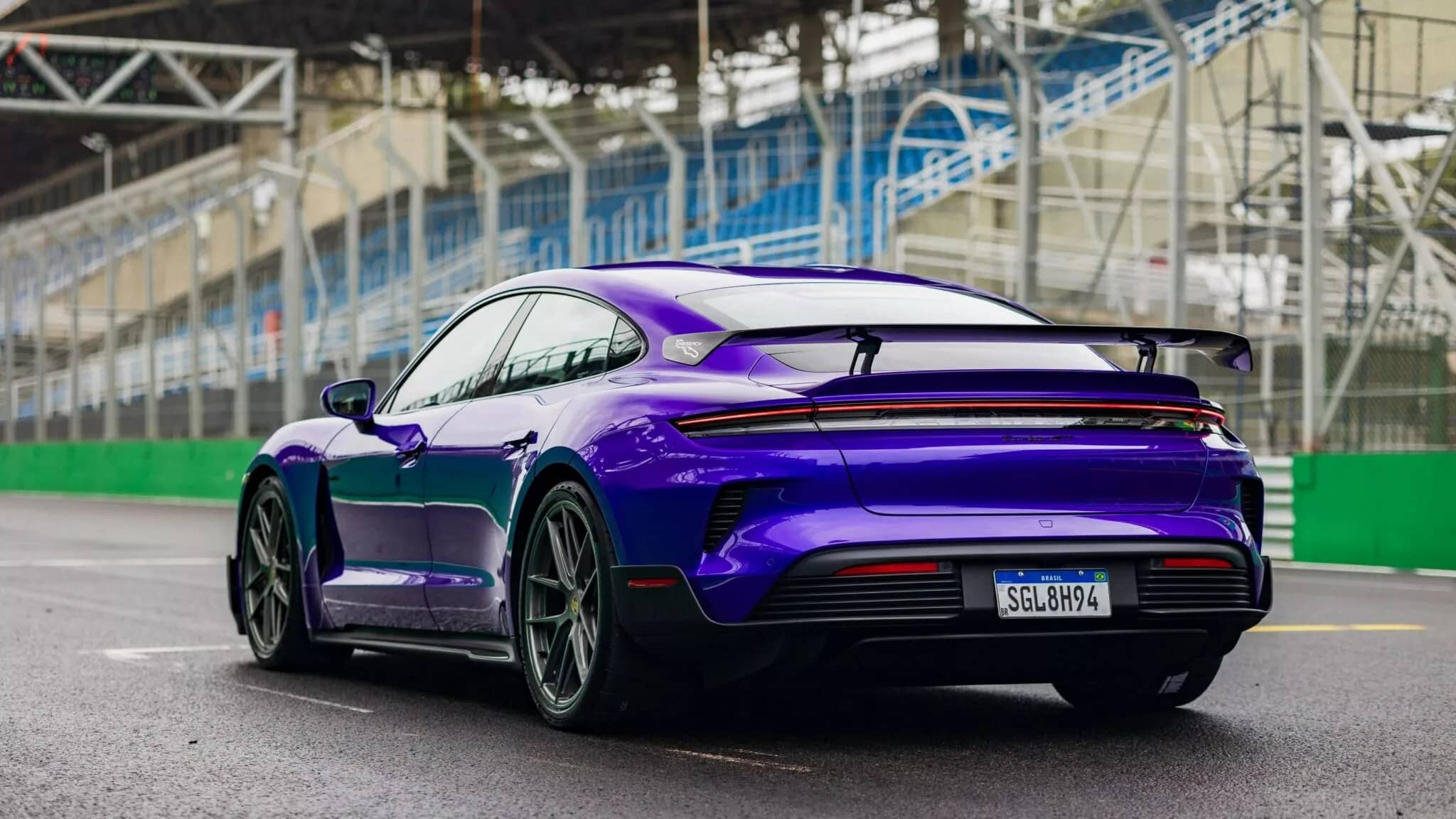 Η Porsche αποκαλύπτει τα μυστικά της μπαταρίας που κάνουν την Taycan να πηγαίνει πιο μακριά και να φορτίζει πιο γρήγορα