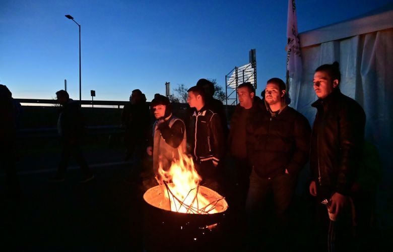 Κλιμάκωση με ενίσχυση των μπλόκων αποφάσισαν οι αγρότες σε συνέλευση στη Νίκαια