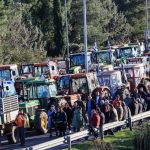 Συνεχίζονται τα μπλόκα των αγροτών – Κλειστή η Εθνική Οδός Αθηνών-Θεσσαλονίκης στη Νίκαια