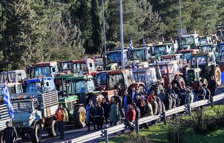 Συνεχίζονται τα μπλόκα των αγροτών – Κλειστή η Εθνική Οδός Αθηνών-Θεσσαλονίκης στη Νίκαια
