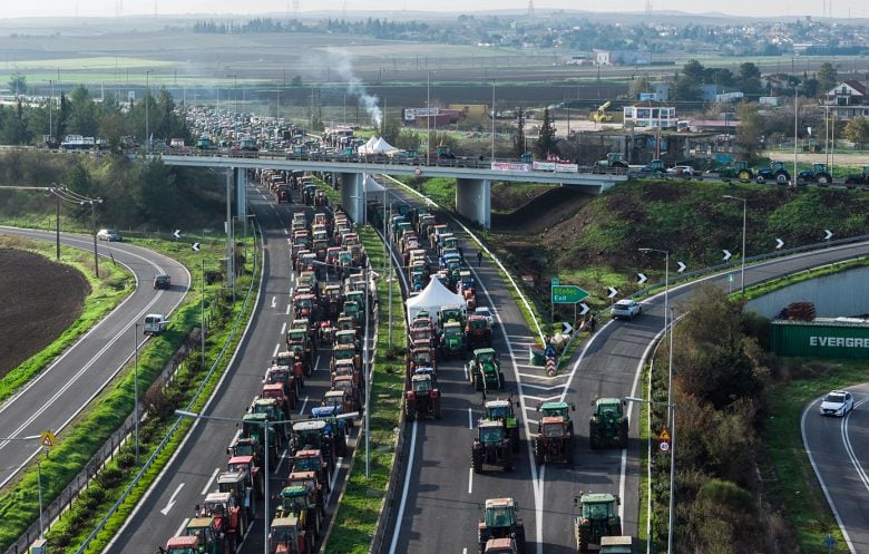 Τα αγροτικά μπλόκα παραλύουν τη χώρα: Αποκλείστηκε και πάλι το τελωνείο Ευζώνων – Κλειστό παραμένει το ρεύμα προς Αθήνα στα διόδια Μαλγάρων