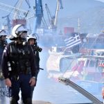 Σε κατάσταση πολιορκίας ο Βόλος – Αποκλεισμένο το λιμάνι, αγρότες έκαναν απόβαση με τρακτέρ και ψαράδες από τη θάλασσα με καϊκια