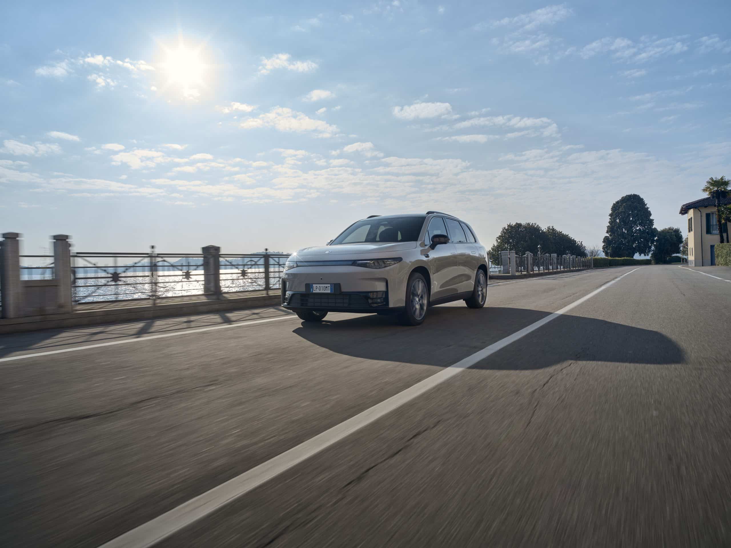 Η ναυαρχίδα της Leapmotor είναι ετοιμοπαράδοτη τώρα, με νέα τιμή στις €33.900 και ασυναγώνιστο value for money.