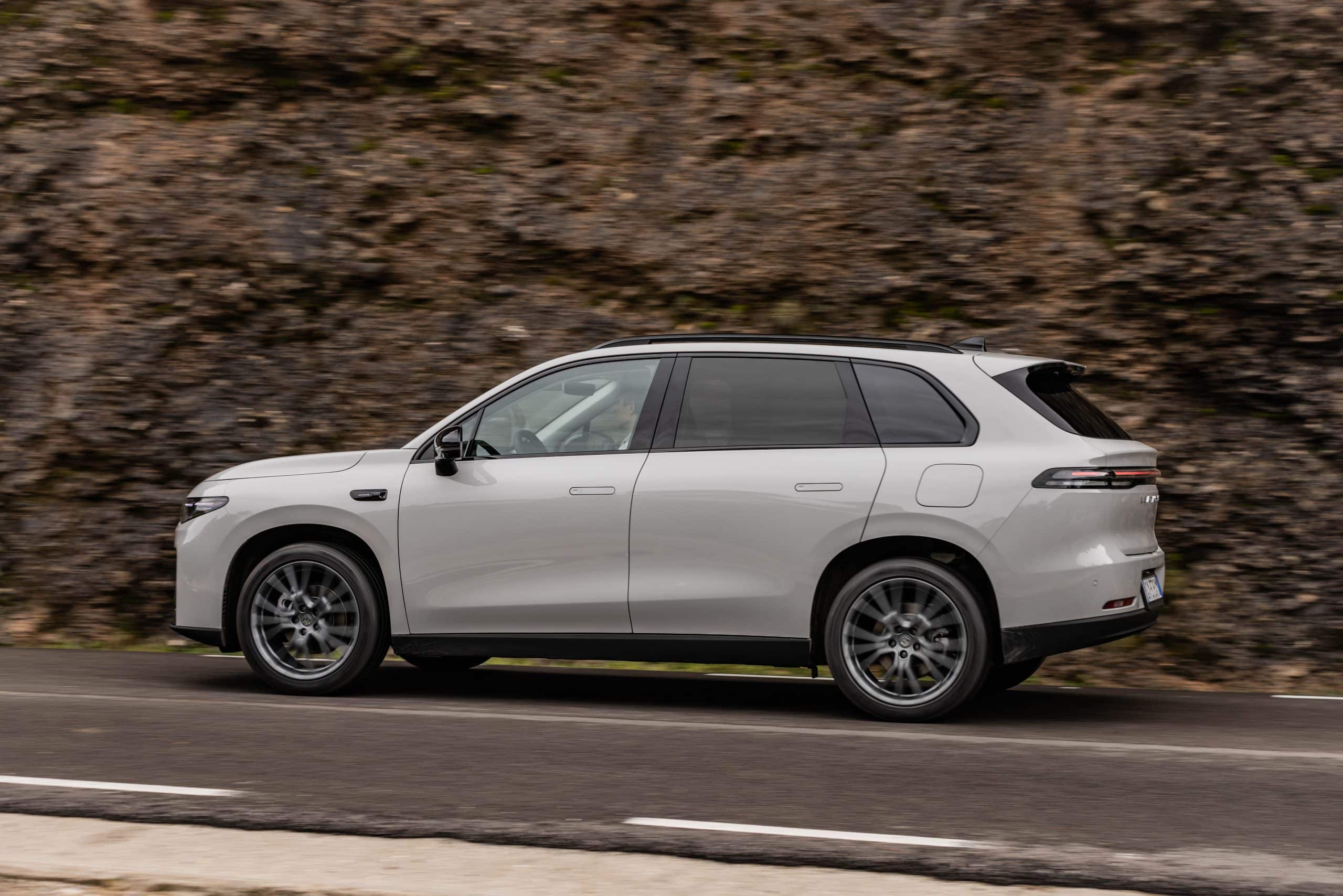 Η ναυαρχίδα της Leapmotor είναι ετοιμοπαράδοτη τώρα, με νέα τιμή στις €33.900 και ασυναγώνιστο value for money.