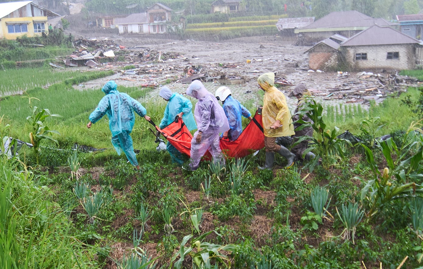 Φονικές πλημμύρες στην Ινδονησία – Στους 631 οι νεκροί
