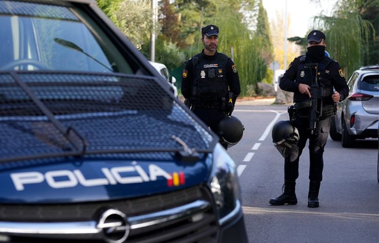 Εκατοντάδες μετανάστες εκδιώχθηκαν από ένα πρώην λύκειο στην Ισπανία όπου είχαν βρει καταφύγιο