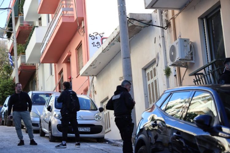 Οικογενειακή τραγωδία στην Κυψέλη: Άνδρας μαχαίρωσε τη σύζυγό του και αυτοκτόνησε πέφτοντας από την ταράτσα – Η γυναίκα δίνει μάχη να κρατηθεί στη ζωή