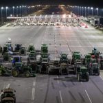 Παραμένουν στα μπλόκα οι αγρότες και σκληραίνουν την στάση τους