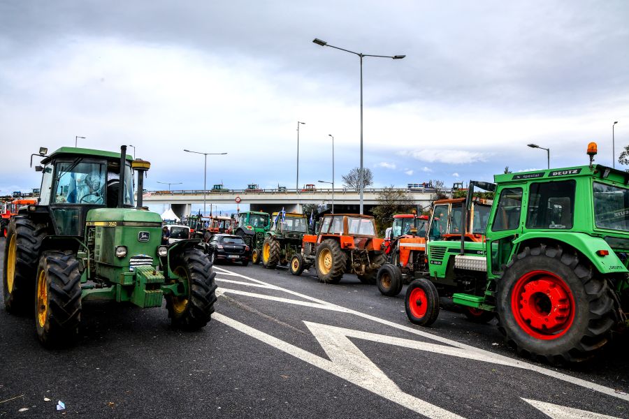 Λάρισα: «Φρακαρισμένη» η Αθηνών-Θεσσαλονίκης στη Νίκαια - Κρίσιμη συνέλευση αγροτών - FinanceNews.gr