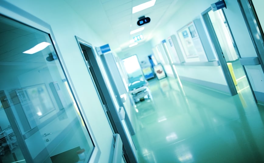 Σοκάρει ο τραυματισμός 63χρονου που πήγε να βοηθήσει γυναίκα να σταθμεύσει και εγκλωβίστηκε ο λαιμός του στην πόρτα