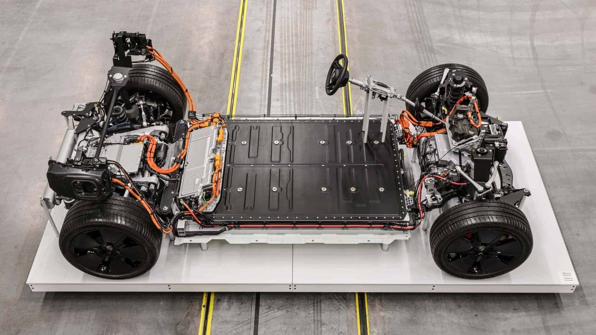 Η Porsche αποκαλύπτει τα μυστικά της μπαταρίας που κάνουν την Taycan να πηγαίνει πιο μακριά και να φορτίζει πιο γρήγορα