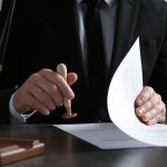 Νέες ρυθμίσεις στο κληρονομικό δίκαιο: Τι προβλέπεται για συμβάσεις, διαθήκες, κληρονομιές με χρέη, δικαιώματα συζύγων, συντρόφων και παιδιών