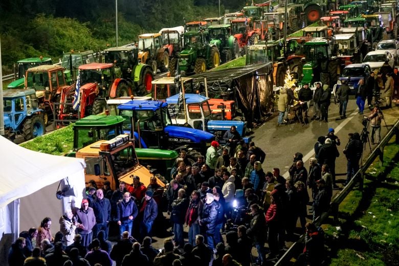 Παραμένουν στο μπλόκο της Νίκαιας οι αγρότες – Συνεχίζουν τις κινητοποιήσεις και μετά τις γιορτές