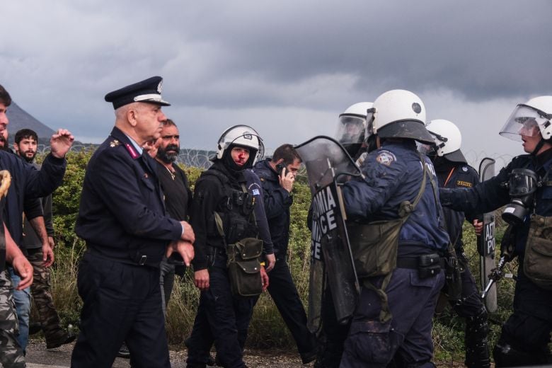Μετά το Ηράκλειο, αποκλεισμένο και το αεροδρόμιο Χανίων από μπλόκο αγροκτηνοτρόφων