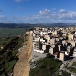 «Κόκκινη» ζώνη το Νισέμι της Σικελίας - Συνεχίζονται οι κατολισθήσεις - ertnews.gr