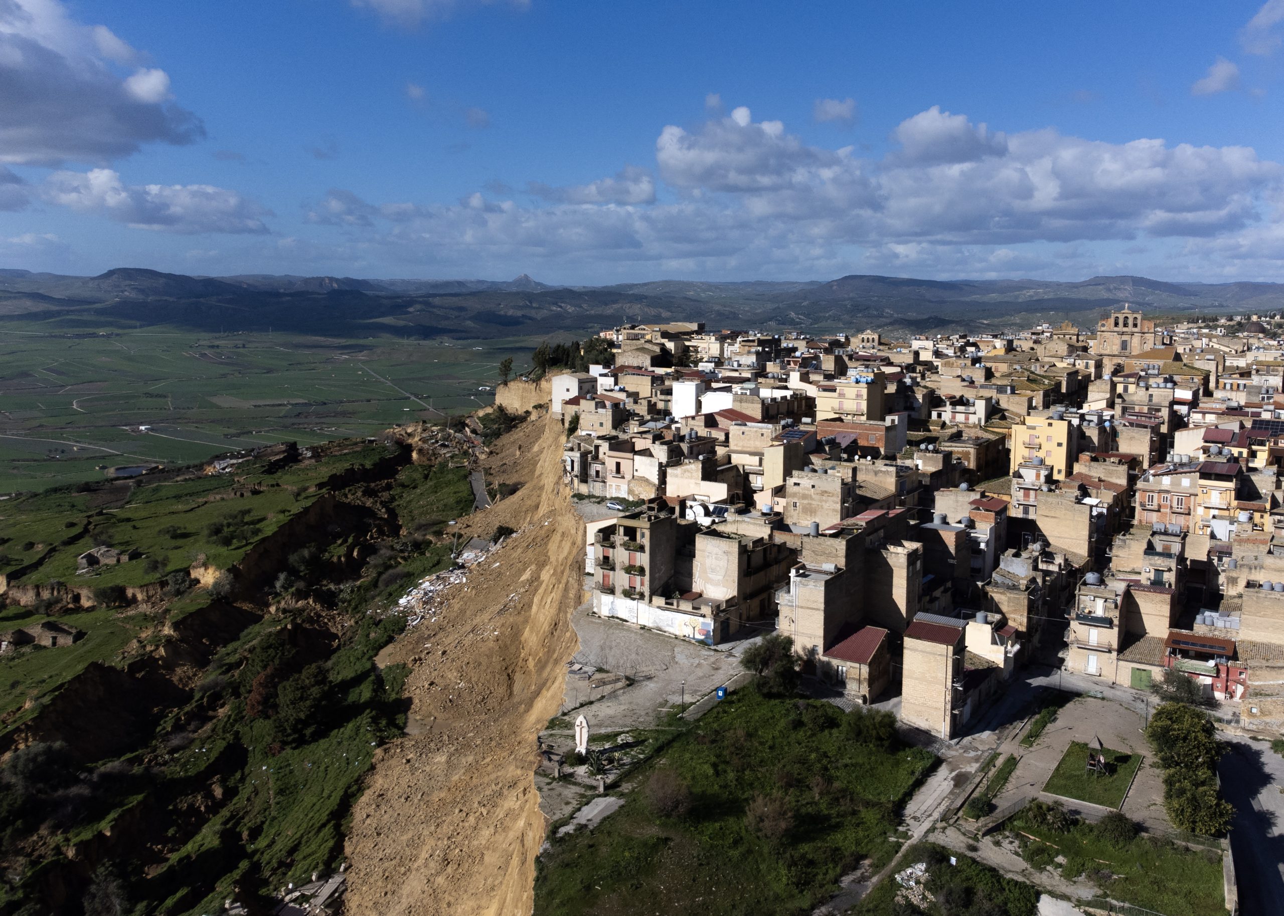«Κόκκινη» ζώνη το Νισέμι της Σικελίας - Συνεχίζονται οι κατολισθήσεις - ertnews.gr