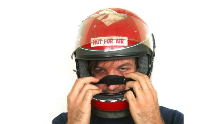 Δέσε το κράνος γιατί έχει… καμπάνα