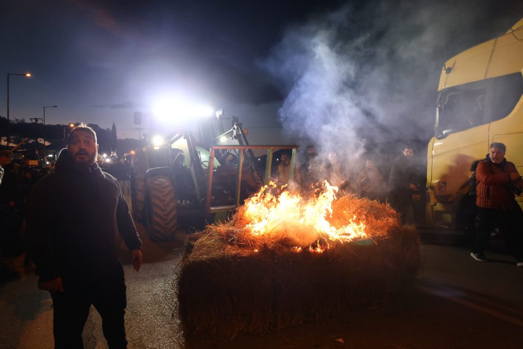 Ένταση μεταξύ αγροτών και αστυνομίας στο μπλόκο της Θήβας - Έβαλαν φωτιά σε άχυρα - ertnews.gr