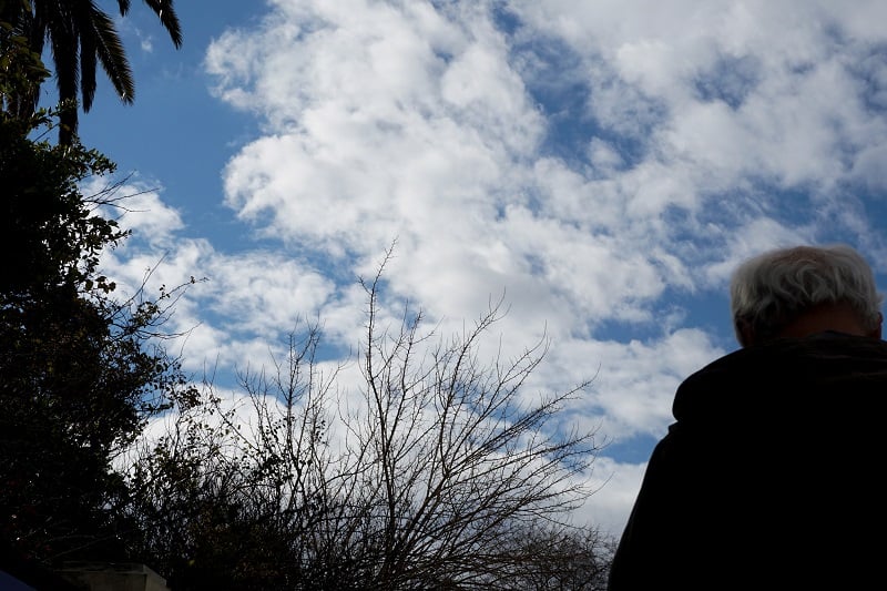 Καιρός: Λίγες νεφώσεις παροδικά αυξημένες με τοπικές βροχές – Πού θα είναι πιο έντονα τα φαινόμενα