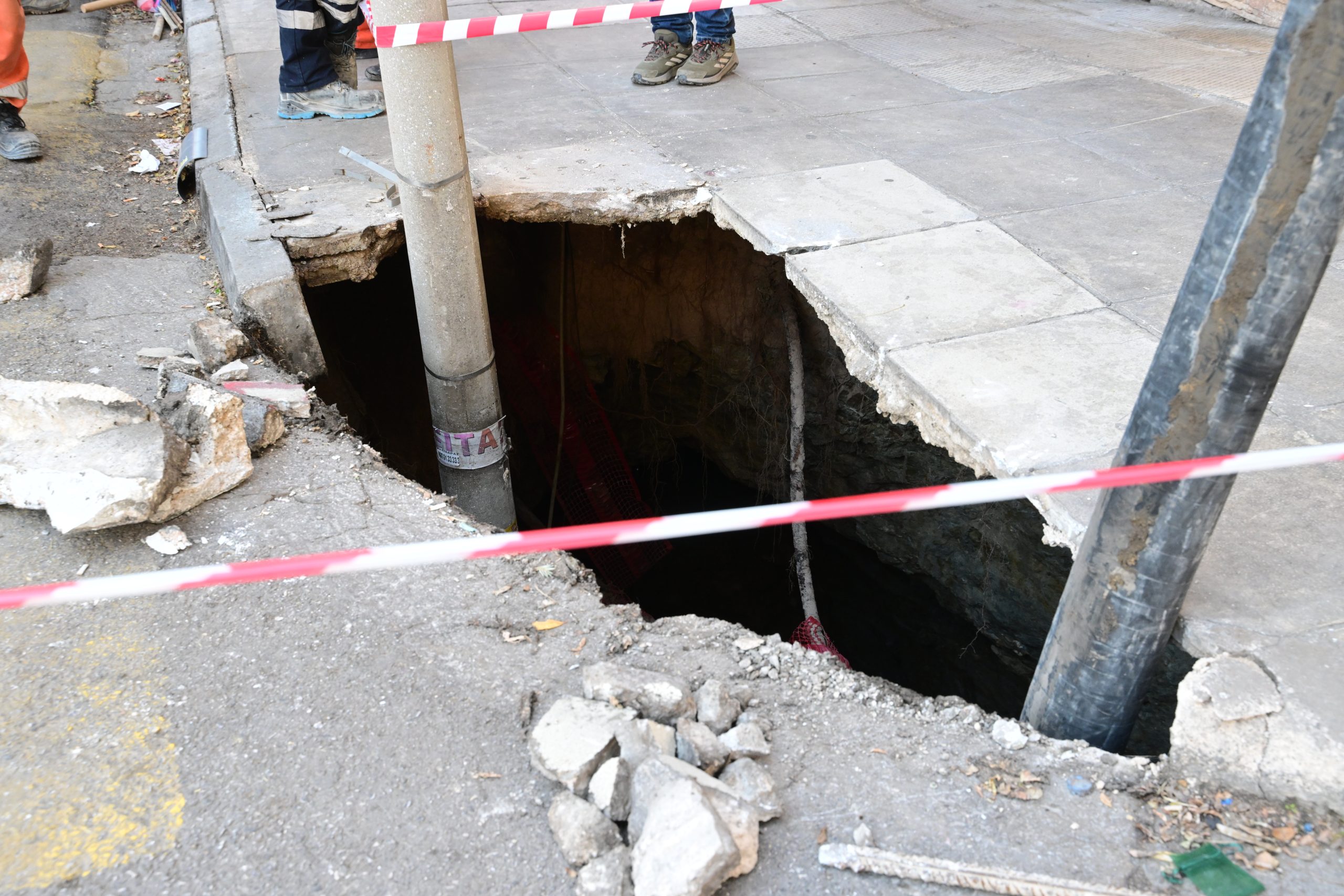Νέα Μάκρη: Διακοπή κυκλοφορίας λόγω καθίζησης του οδοστρώματος - ertnews.gr