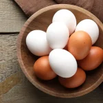 Άσπρα vs Καφέ Αυγά: Ο μύθος που πιστεύουμε στην Ελλάδα και η μόνη αληθινή διαφορά