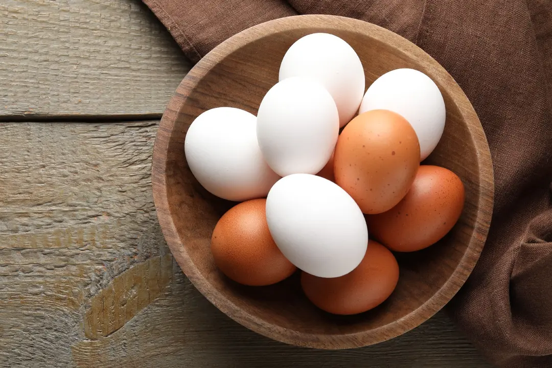 Άσπρα vs Καφέ Αυγά: Ο μύθος που πιστεύουμε στην Ελλάδα και η μόνη αληθινή διαφορά