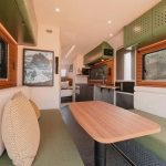 Ένα τροχόσπιτο σχεδιασμένο για ηλεκτρικά αυτοκίνητα που παράγει τη δική του ηλεκτρική ενέργεια