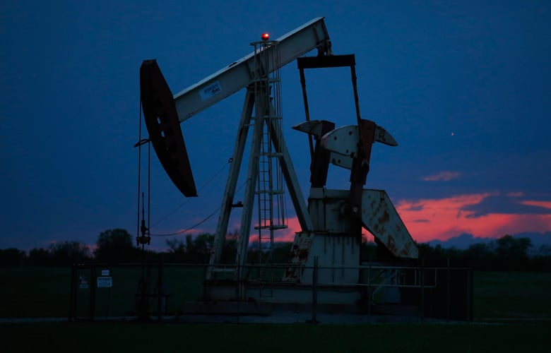 Οι τιμές του πετρελαίου υποχωρούν κατά σχεδόν 1%