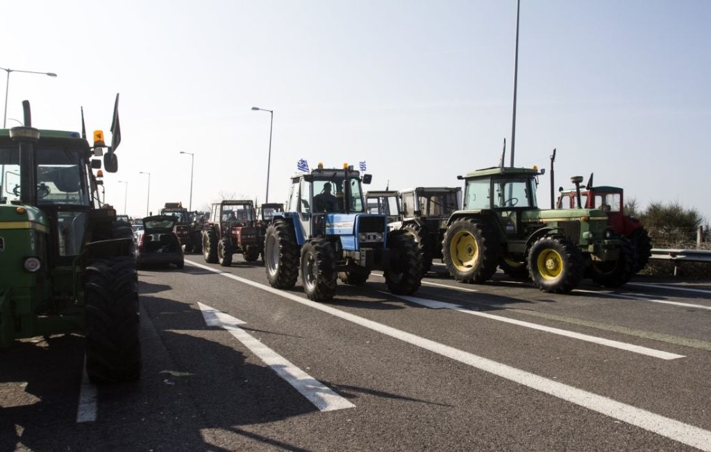 Σε ποια σημεία άνοιξαν τους δρόμους οι αγρότες και πού συνεχίζονται οι αποκλεισμοί – Έφυγαν από τον Μπράλο και επιστρέφουν στον Ε65 τα τρακτέρ