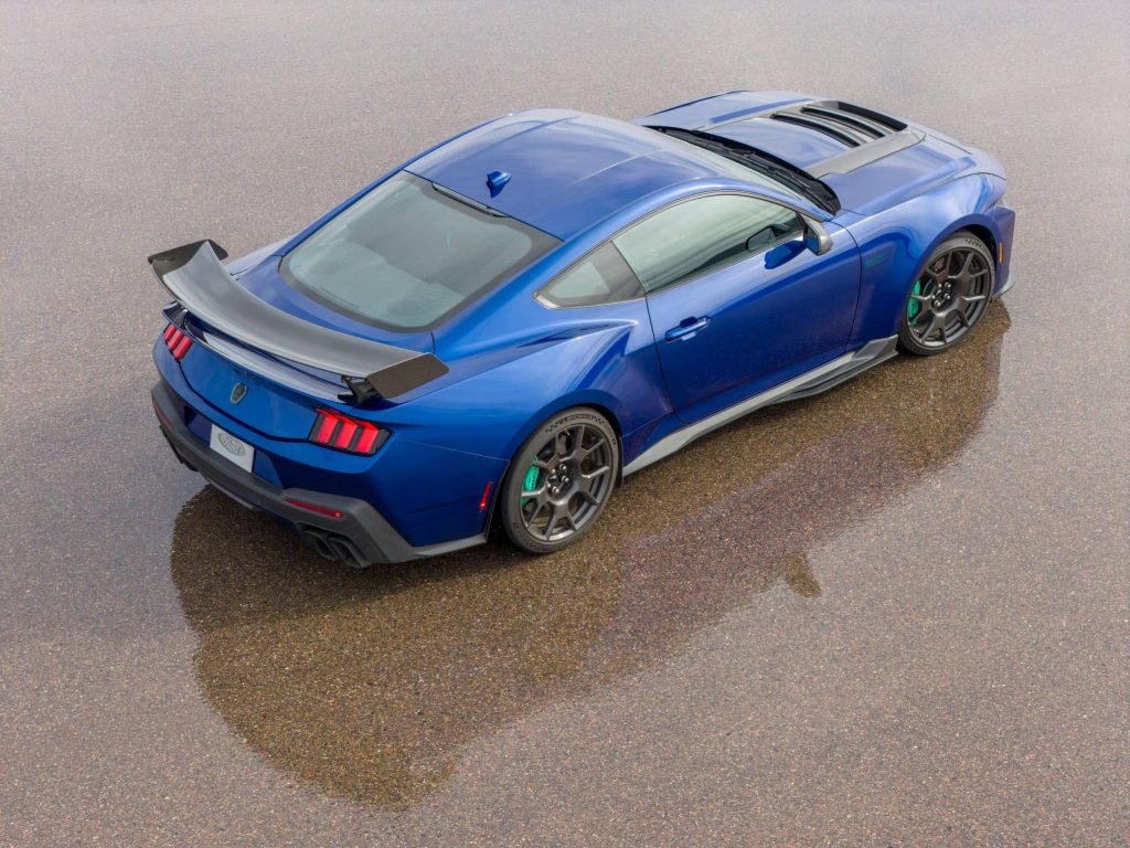 Mustang Dark Horse SC: Γεννημένη στην πίστα