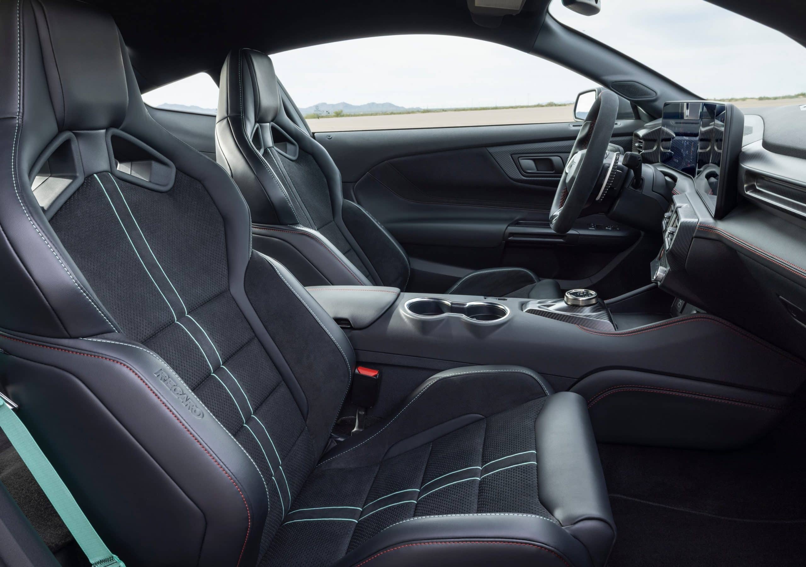 Mustang Dark Horse SC: Γεννημένη στην πίστα