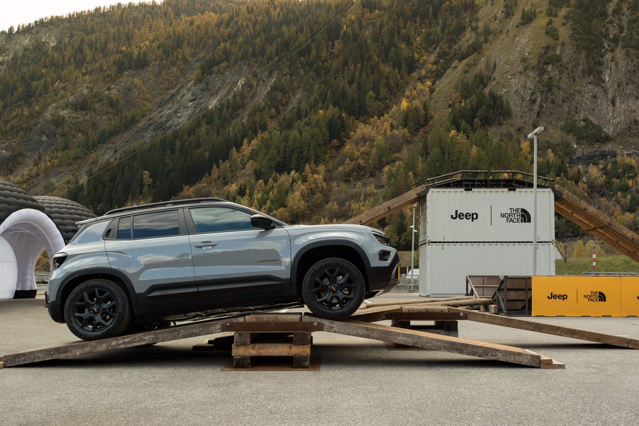 Με €29.990 το Avenger 4xe κάνει προσιτό το θρύλο των τετρακίνητων Jeep