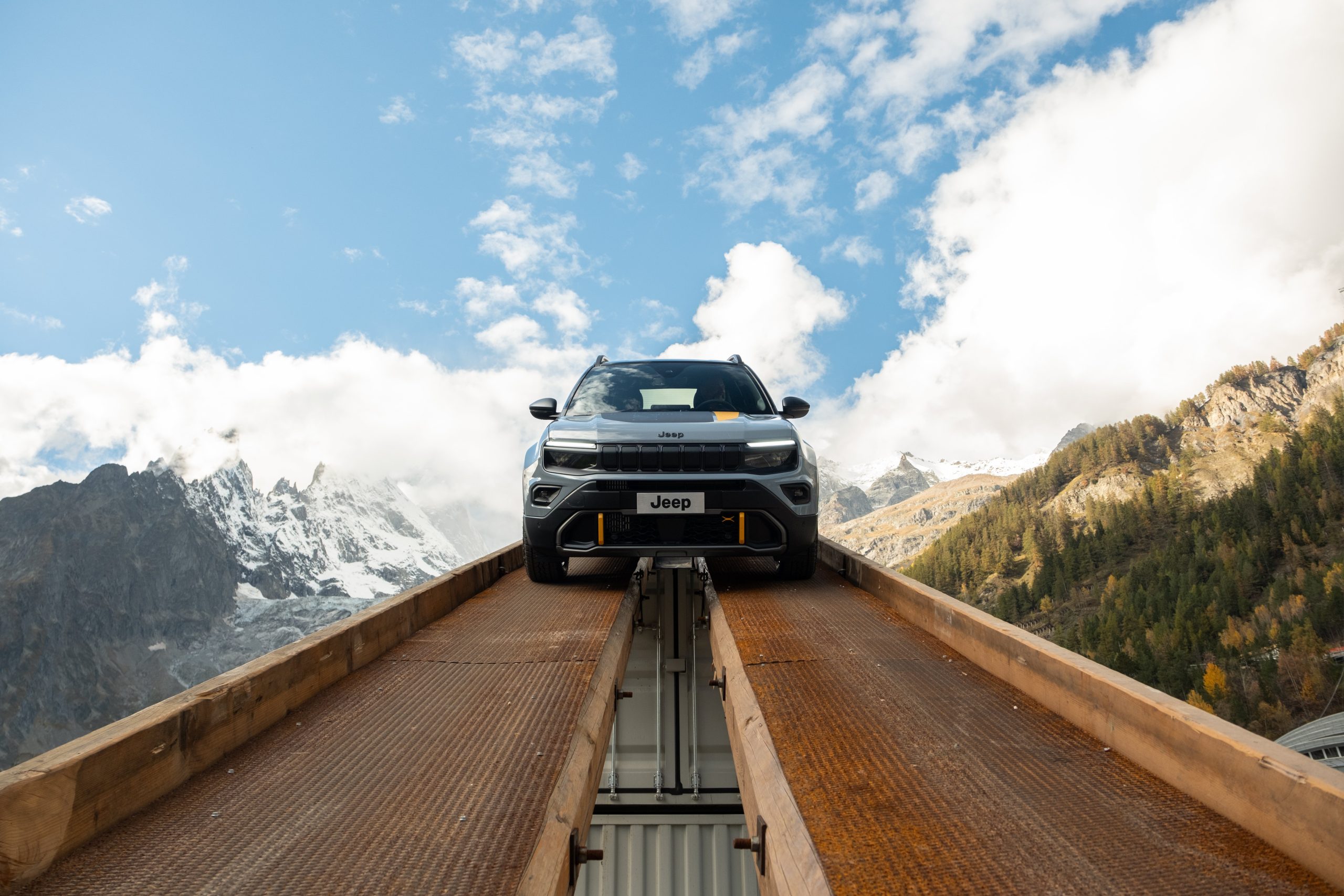 Με €29.990 το Avenger 4xe κάνει προσιτό το θρύλο των τετρακίνητων Jeep