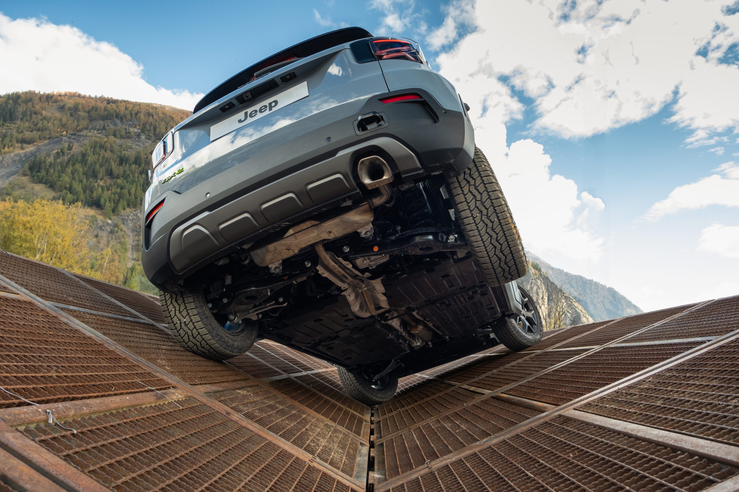 Με €29.990 το Avenger 4xe κάνει προσιτό το θρύλο των τετρακίνητων Jeep