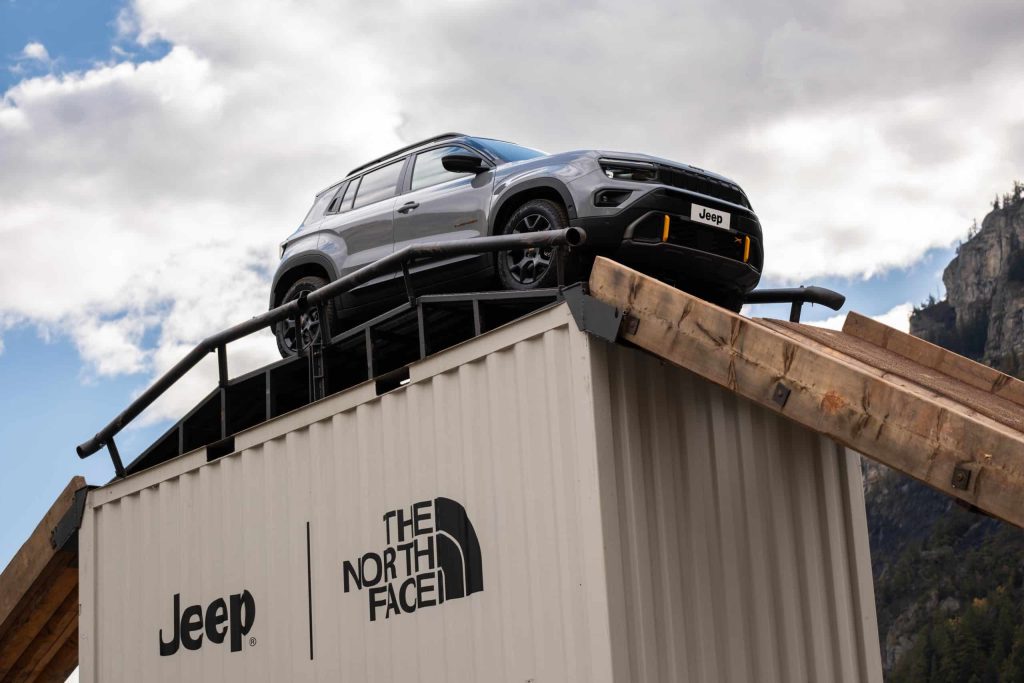 Με €29.990 το Avenger 4xe κάνει προσιτό το θρύλο των τετρακίνητων Jeep