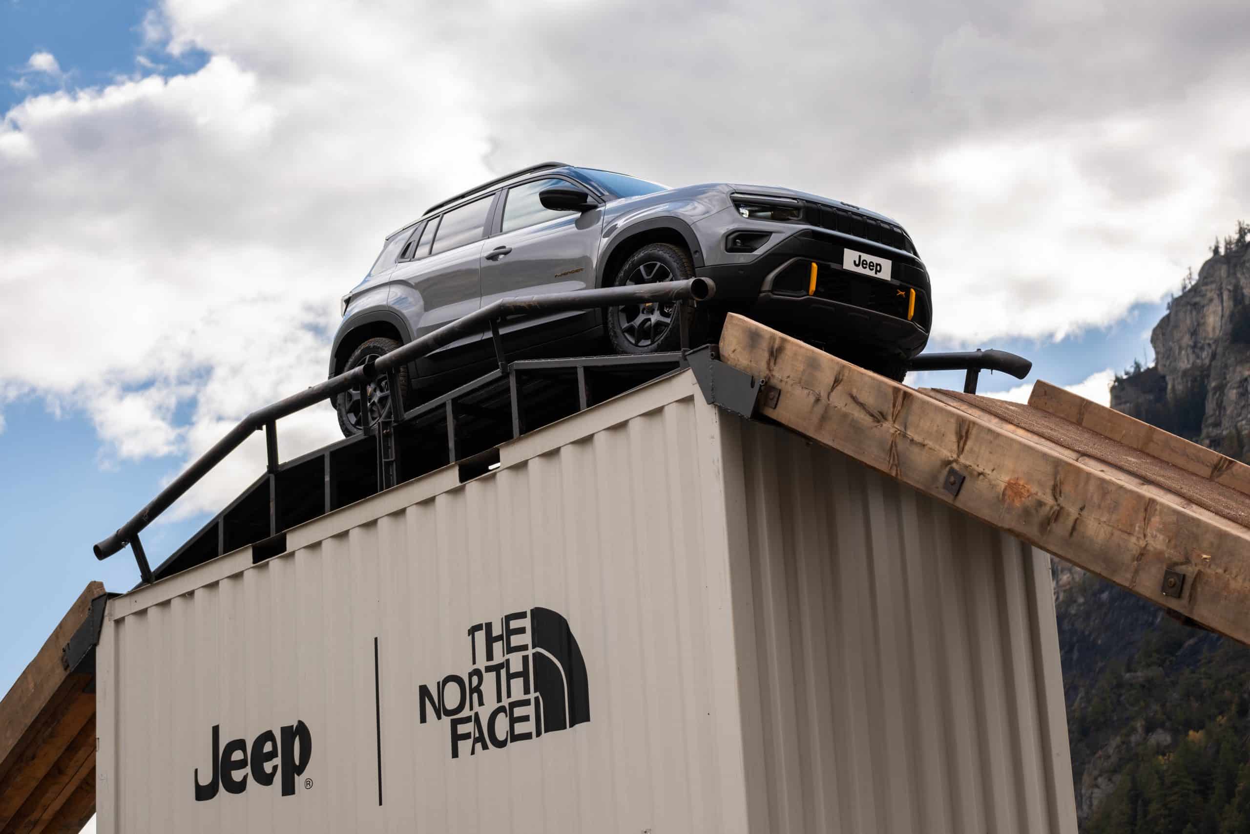 Με €29.990 το Avenger 4xe κάνει προσιτό το θρύλο των τετρακίνητων Jeep