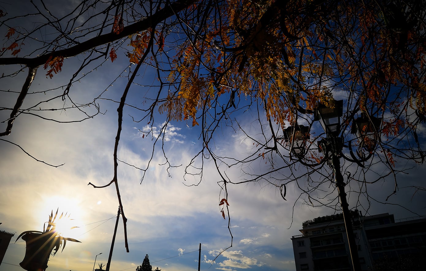 Καιρός: Λίγες νεφώσεις και μικρή περαιτέρω άνοδος της θερμοκρασίας