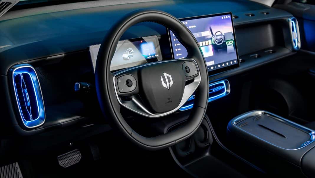 Leapmotor B10 vs Peugeot e-2008: Όταν ο εσωτερικός ανταγωνισμός της Stellantis φέρνει πονοκέφαλο 