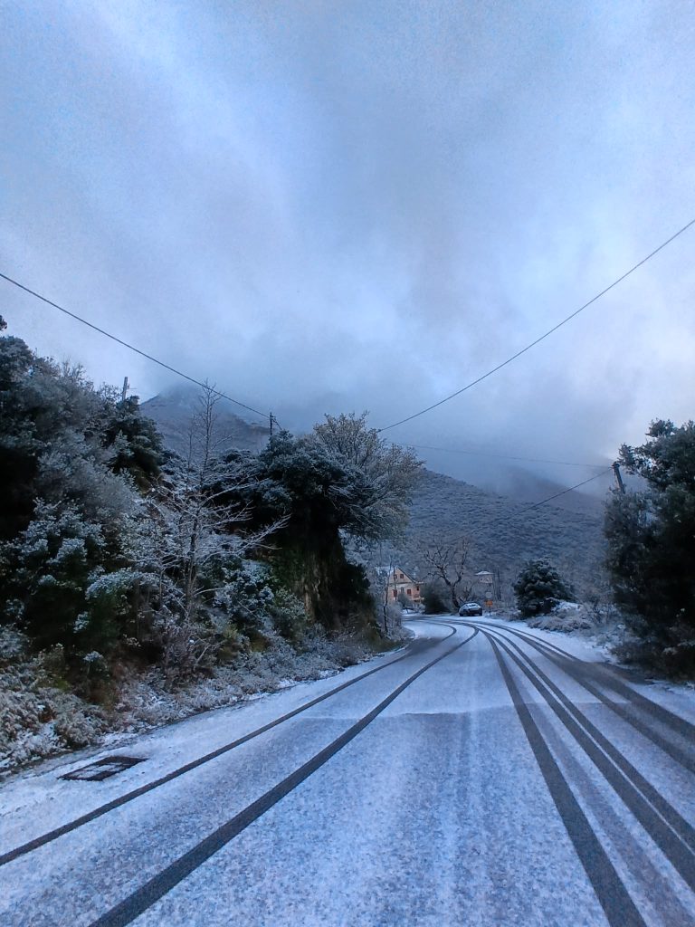 Στα λευκά ντύθηκαν τα «πισινοχώρια» του Ταϋγέτου