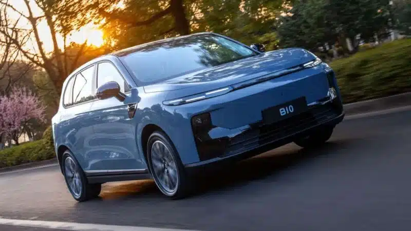 Leapmotor B10 vs Peugeot e-2008: Όταν ο εσωτερικός ανταγωνισμός της Stellantis φέρνει πονοκέφαλο